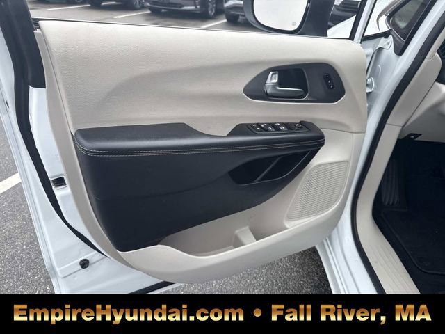 Used 2023 Chrysler Pacifica Touring-L image 18