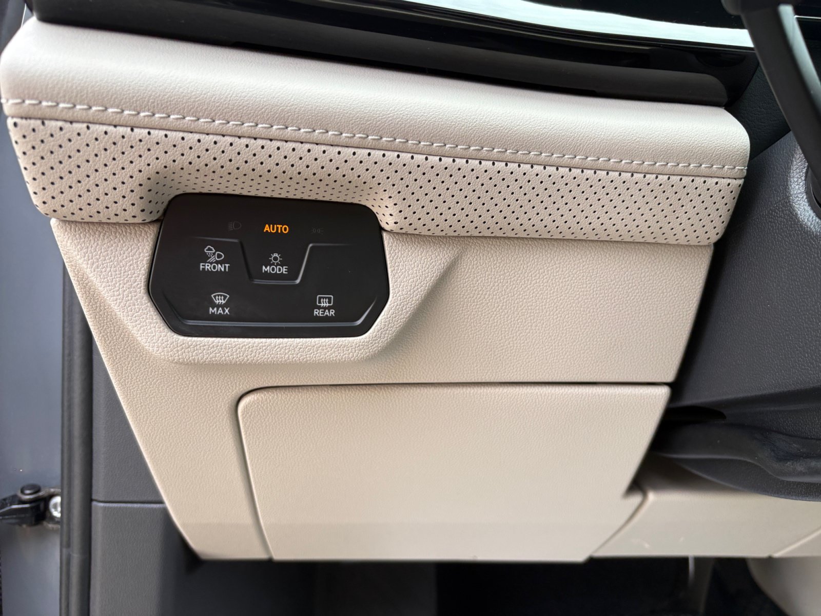 Certified 2025 Volkswagen Atlas SE FWD image 23