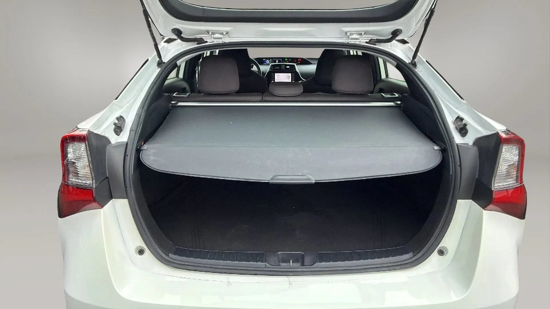 Used 2022 Toyota Prius LE FWD image 6