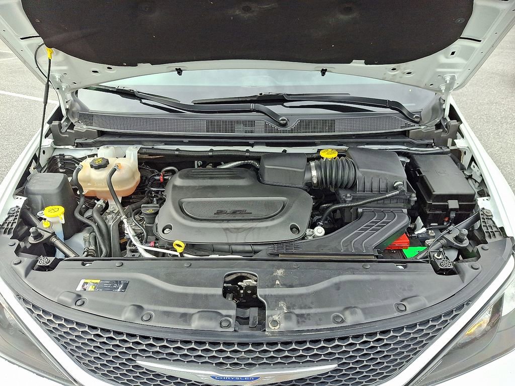 Used 2022 Chrysler Voyager LX image 29