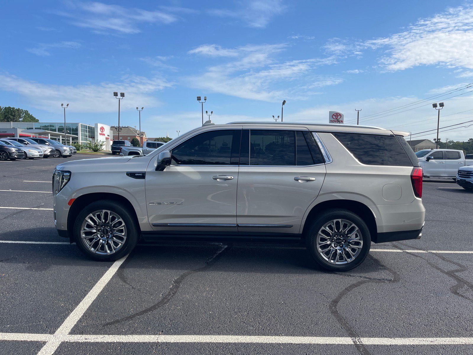 Used 2023 GMC Yukon Denali Ultimate AWD/4WD image 13