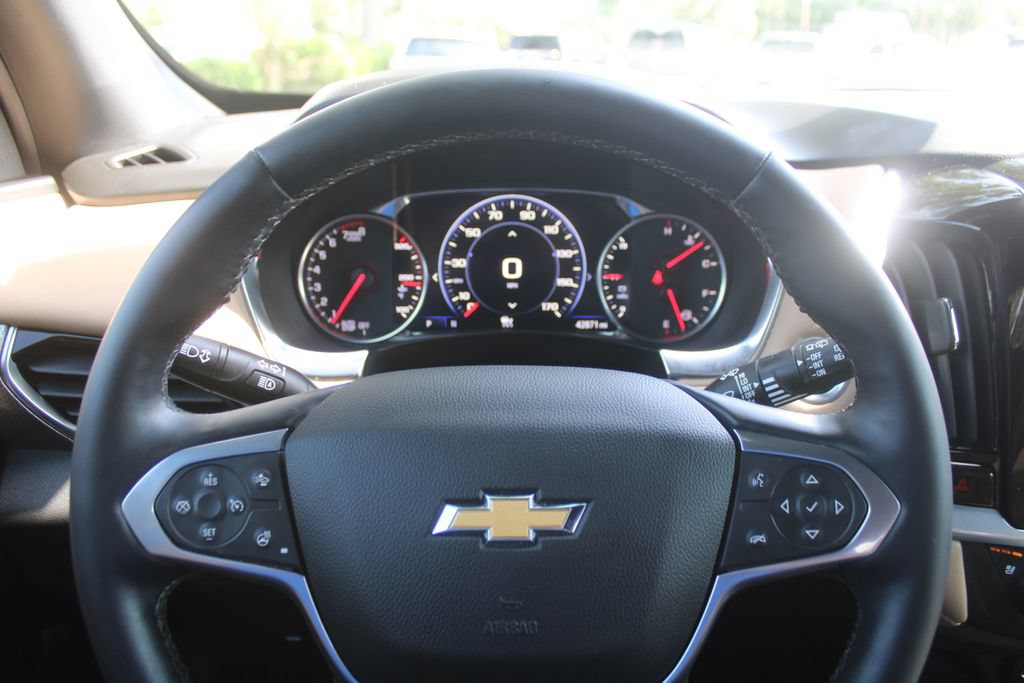 Used 2023 Chevrolet Traverse Premier FWD image 32