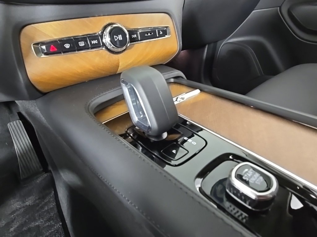 Certified 2025 Volvo XC90 T8 Plus image 21