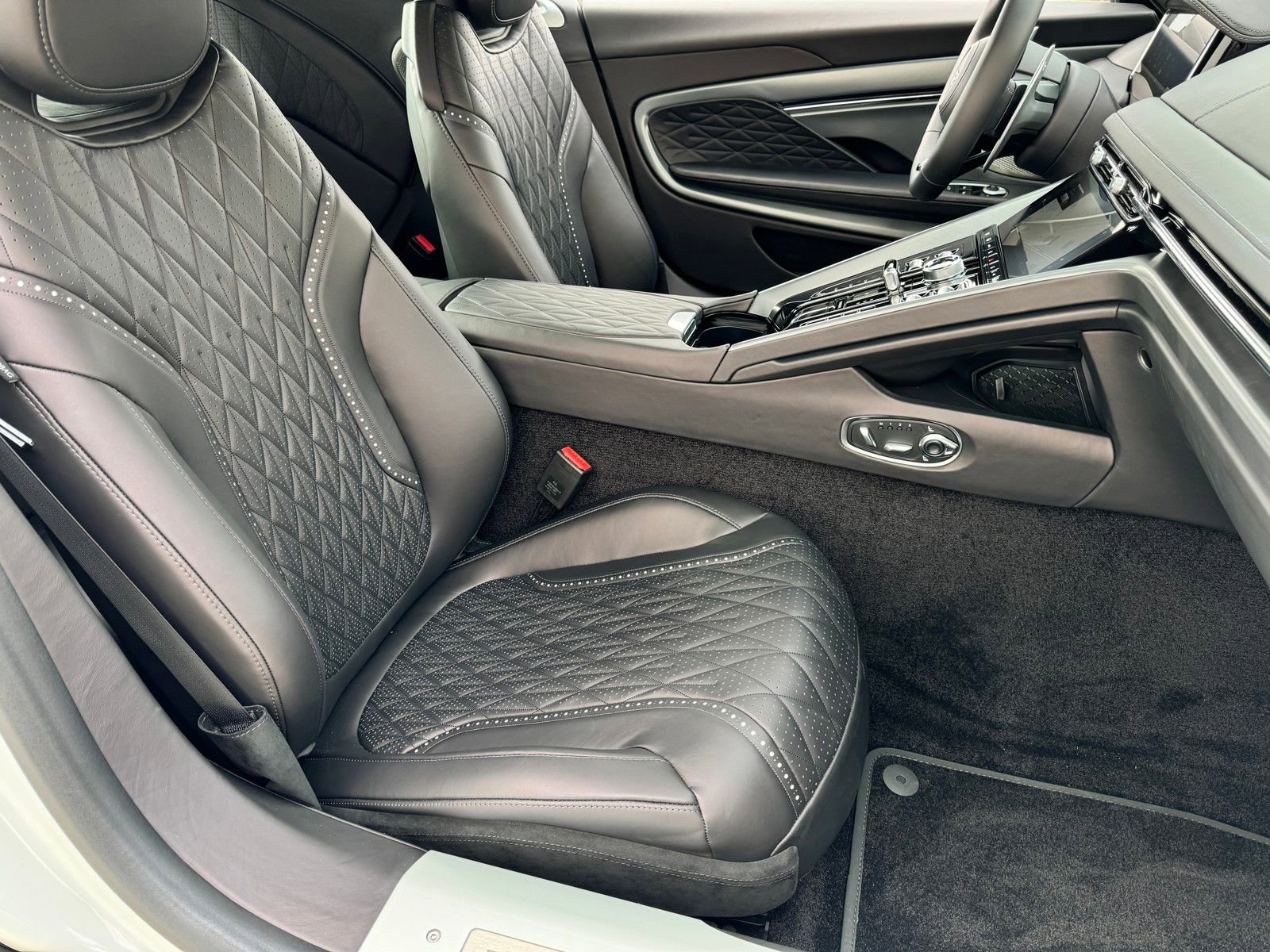 Used 2024 Aston Martin DB12 Coupe image 21