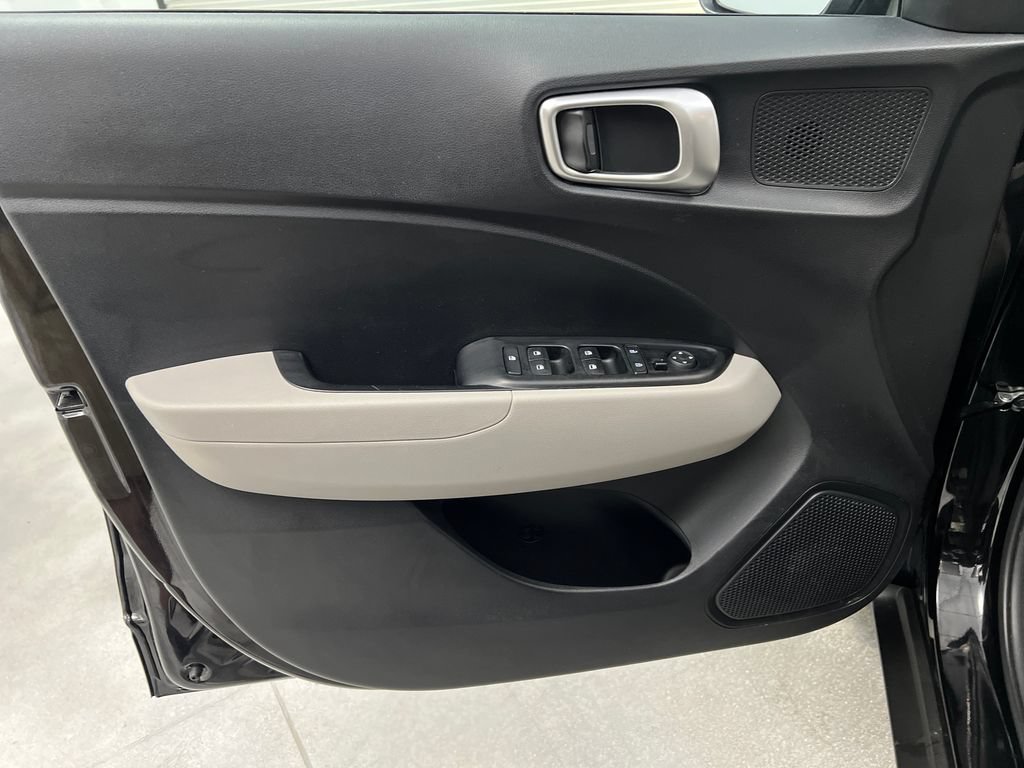Used 2025 Hyundai Venue SEL FWD image 14