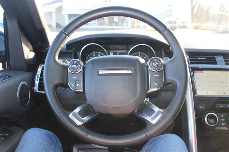 Used 2017 Land Rover Discovery HSE AWD/4WD image 6