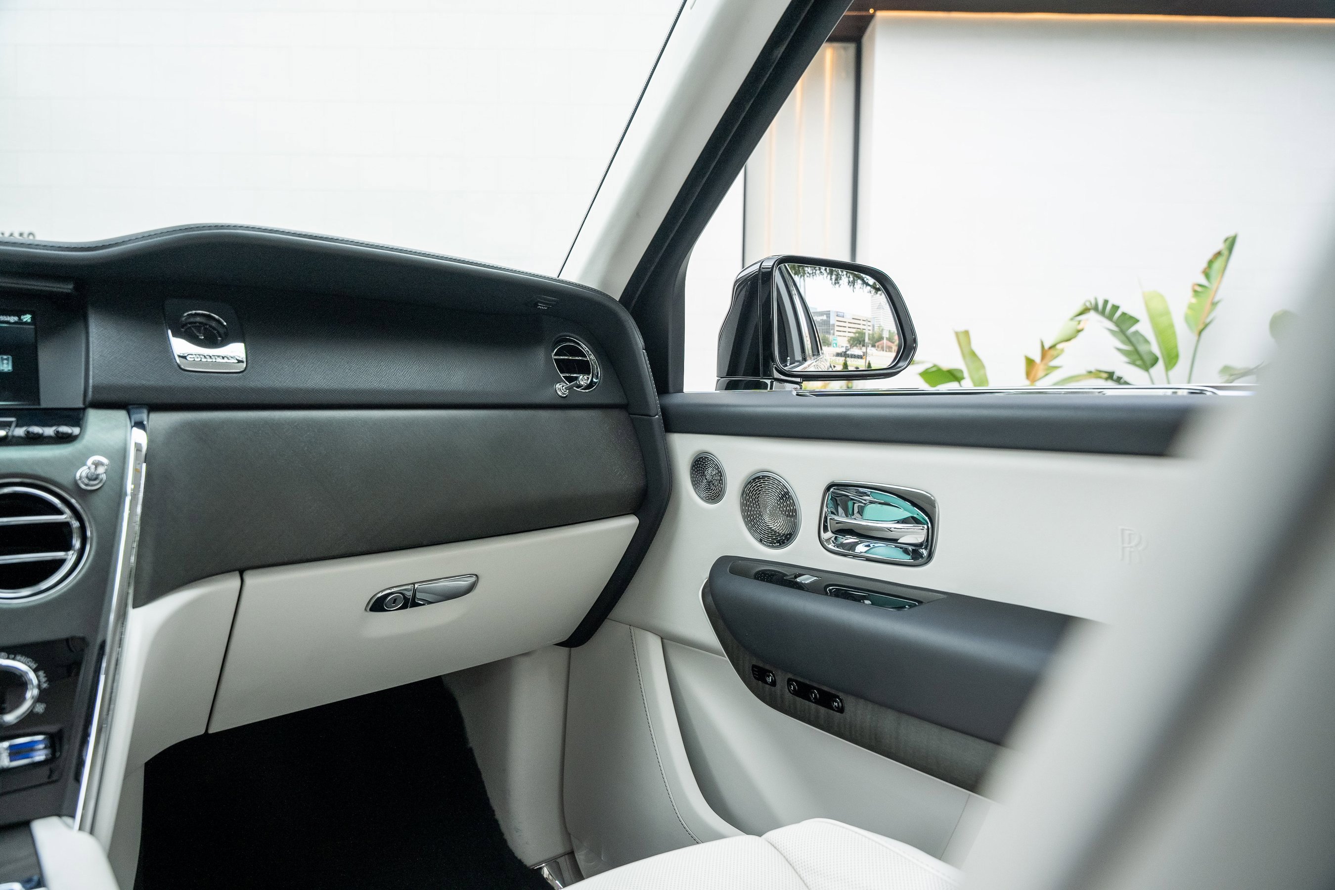 Used 2023 Rolls-Royce Cullinan w/ Cullinan Package image 34