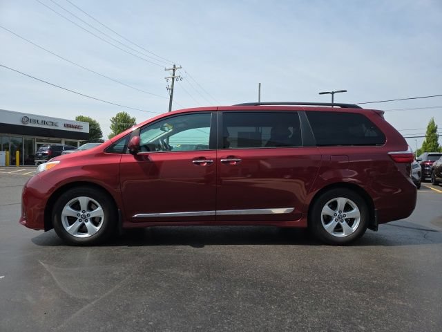 Used 2019 Toyota Sienna LE w/ LE Preferred Package FWD image 4
