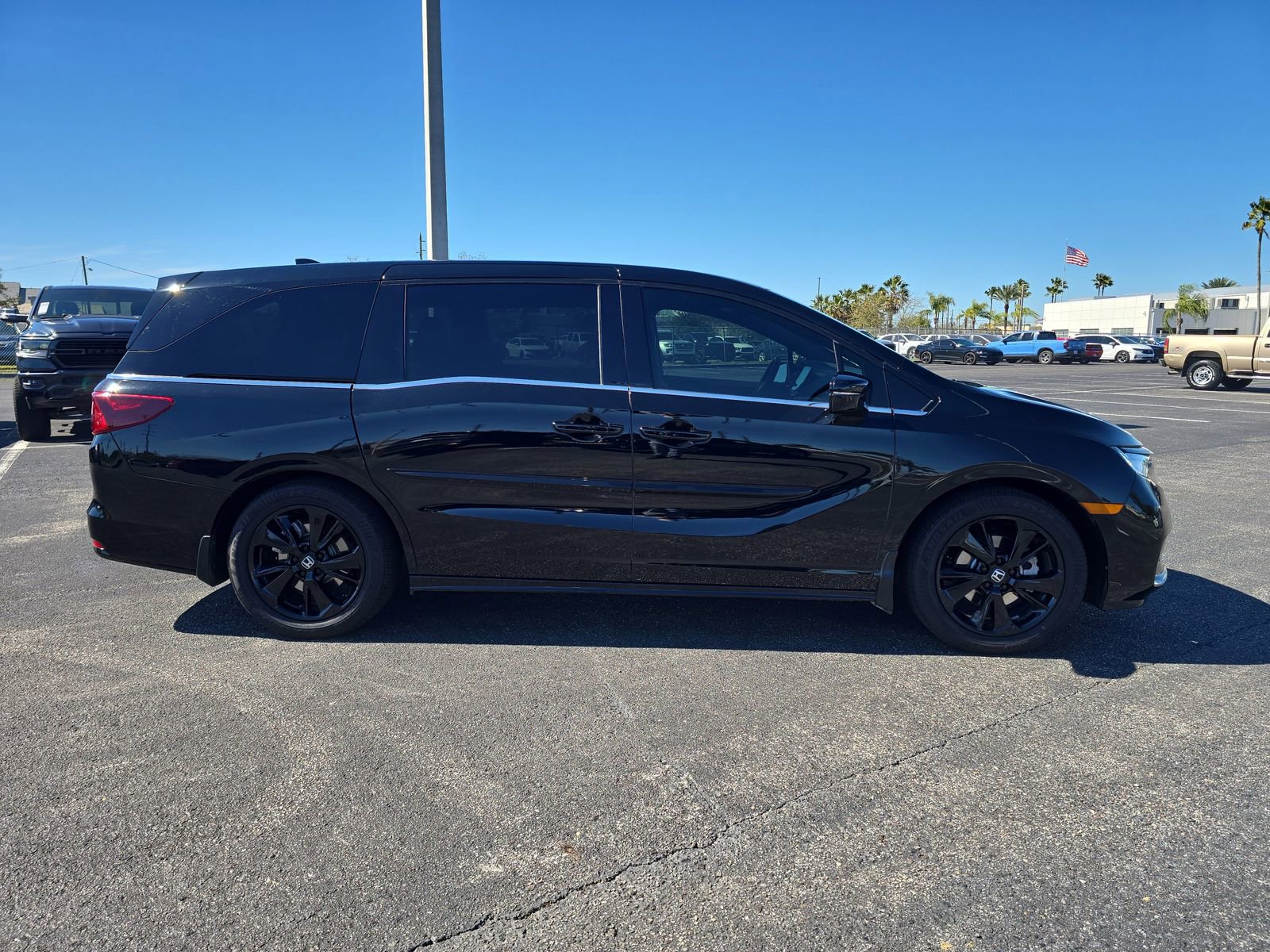Used 2023 Honda Odyssey Sport image 3