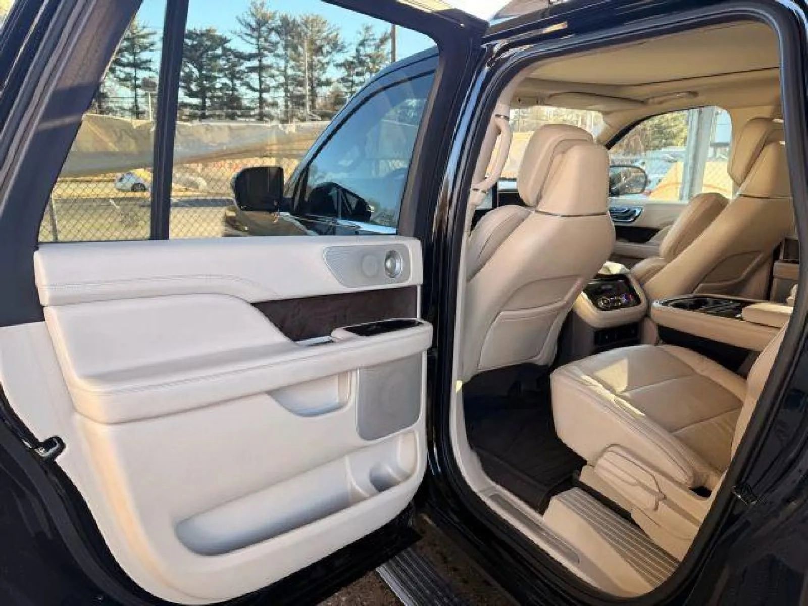 Used 2018 Lincoln Navigator L Reserve w/ Technology Package image 16