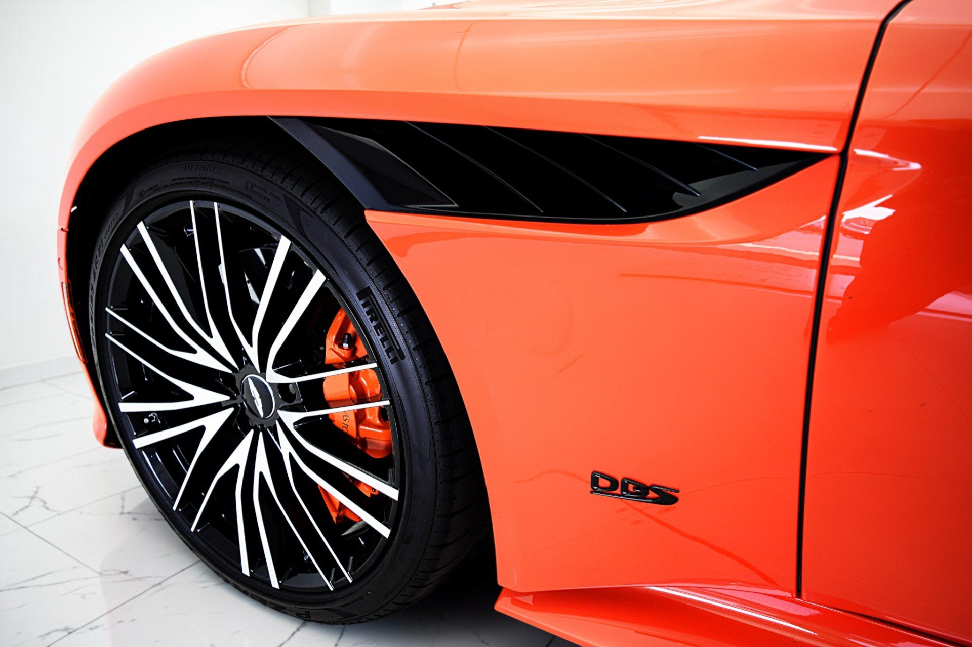 Used 2023 Aston Martin DBS Superleggera Volante RWD image 16