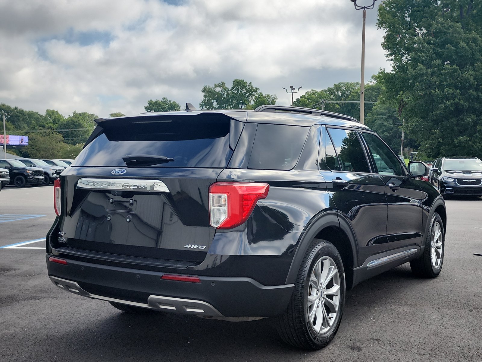 Used 2021 Ford Explorer XLT w/ Equipment Group 202A AWD/4WD image 5