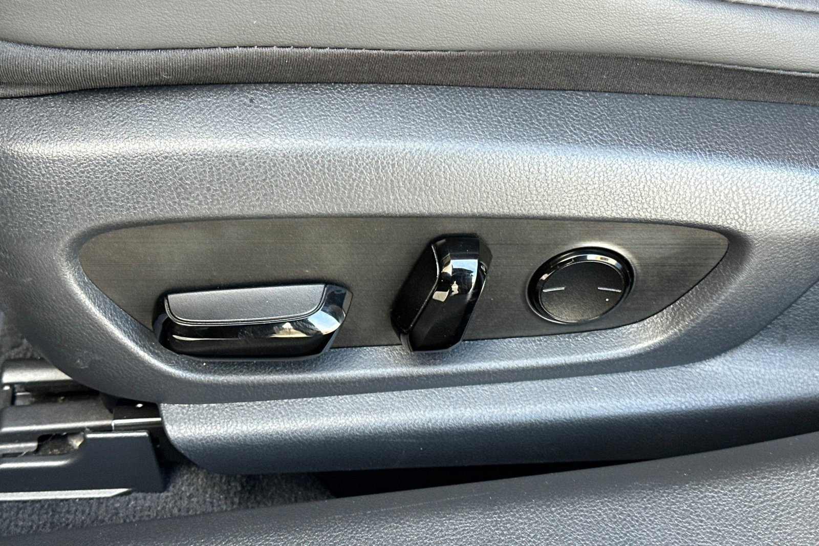 Used 2025 Lexus ES 300h w/ Premium Package image 14