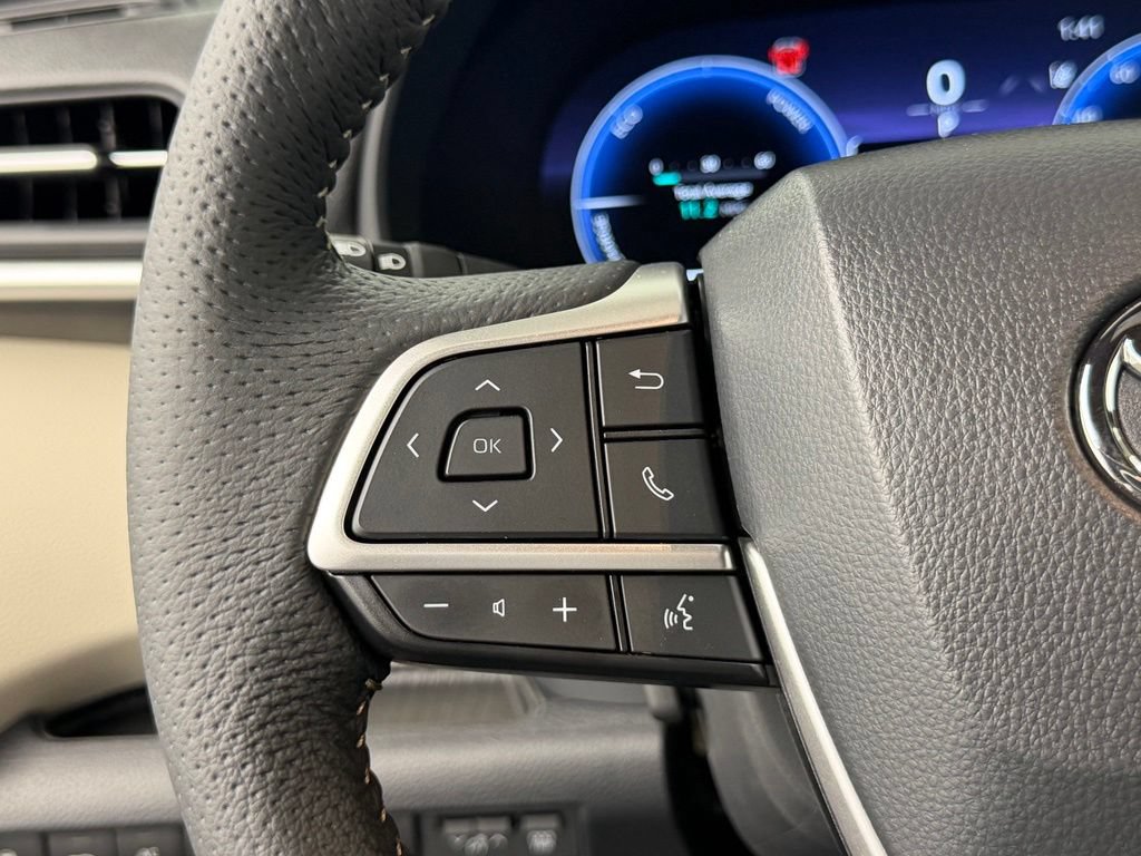 Used 2026 Toyota Sienna Limited FWD image 28