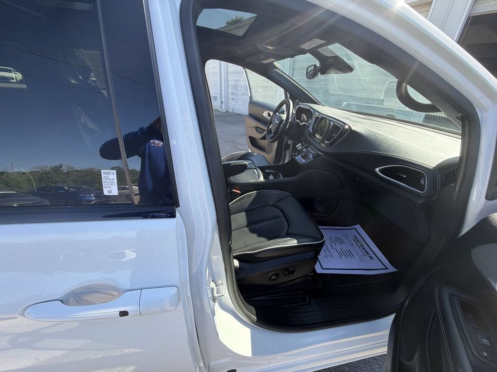 Used 2025 Chrysler Pacifica Limited FWD image 26