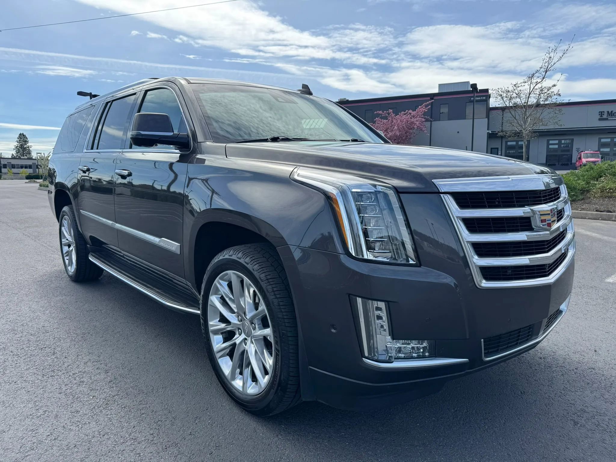 Used 2018 Cadillac Escalade ESV Premium Luxury AWD/4WD image 2
