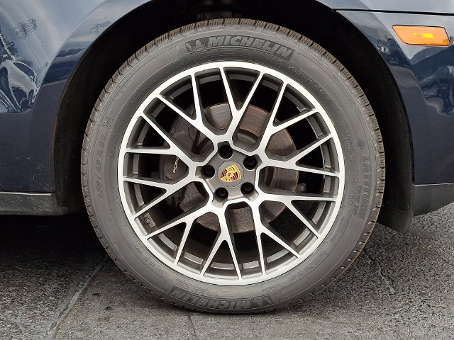Certified 2018 Porsche Macan AWD/4WD image 12