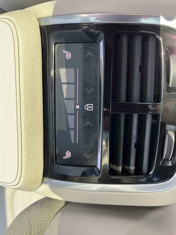 Used 2020 Volvo XC90 T6 Momentum w/ Protection Package Premier image 23