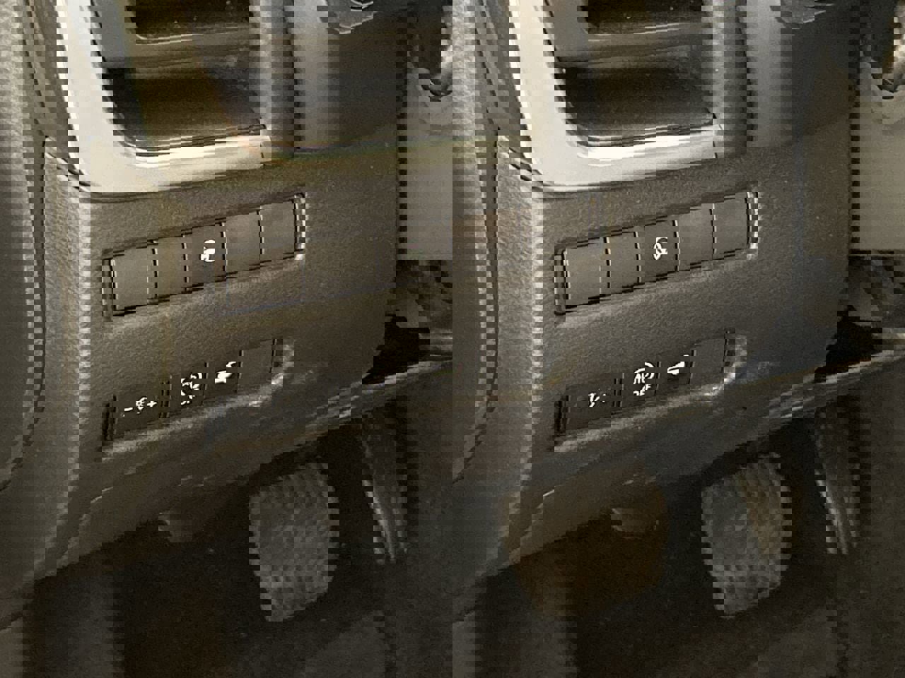 Used 2025 Nissan Rogue SV FWD image 12