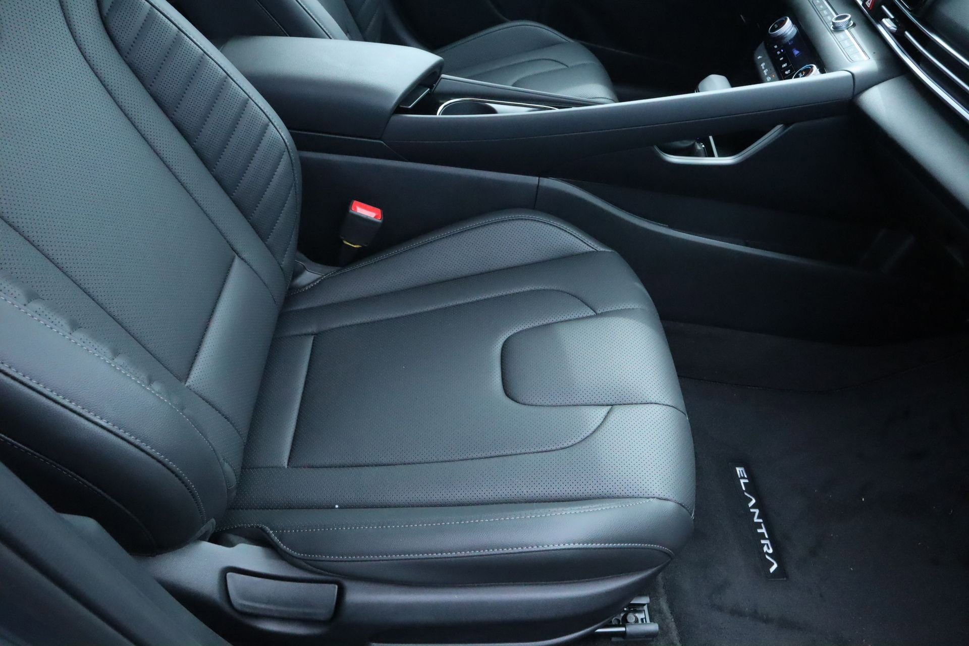 New 2025 Hyundai Elantra Limited image 19