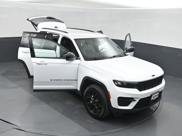 Used 2025 Jeep Grand Cherokee Altitude AWD/4WD image 50
