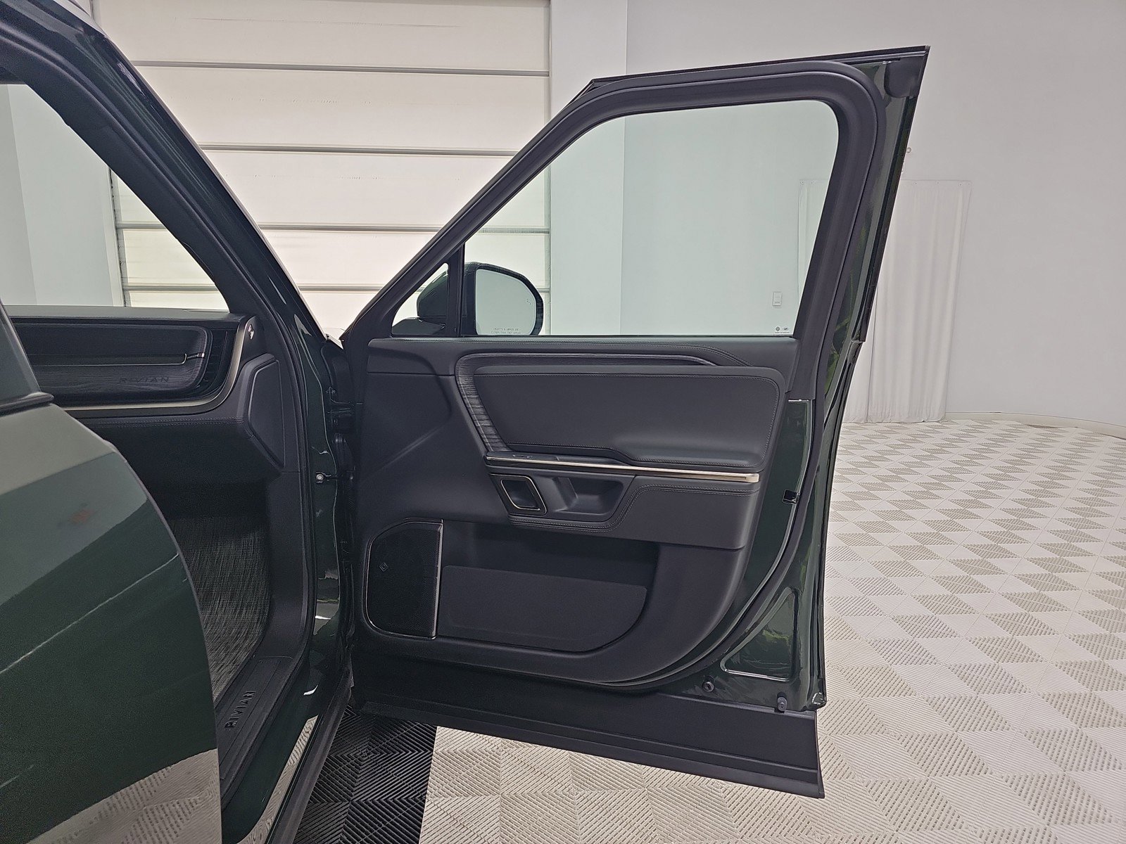 Used 2023 Rivian R1S Adventure AWD/4WD image 18