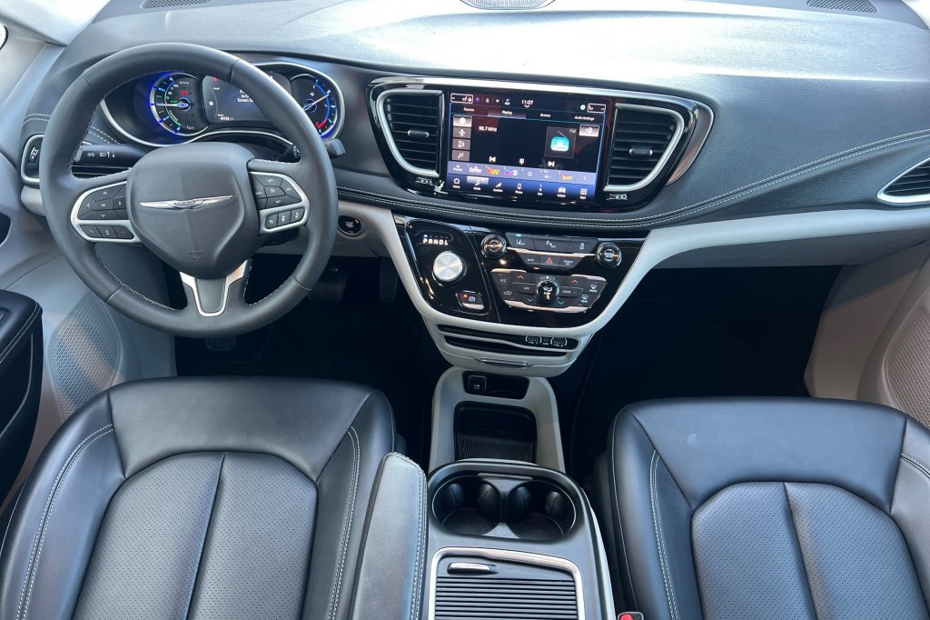 Used 2024 Chrysler Pacifica Select image 10