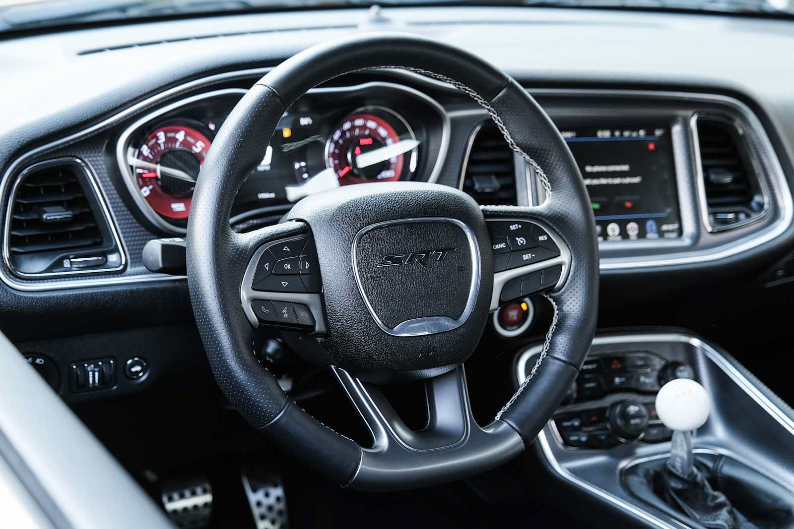 Used 2015 Dodge Challenger SRT Hellcat RWD image 26