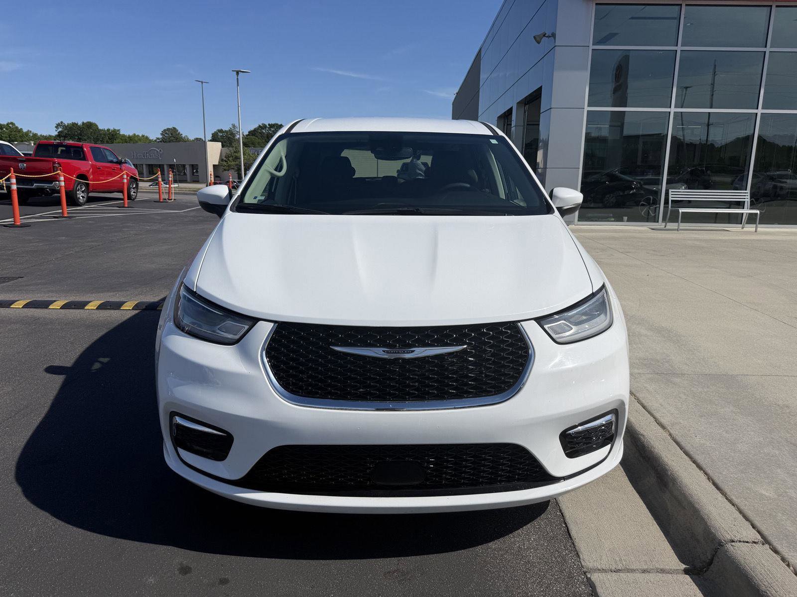 Used 2023 Chrysler Pacifica Touring-L FWD image 2