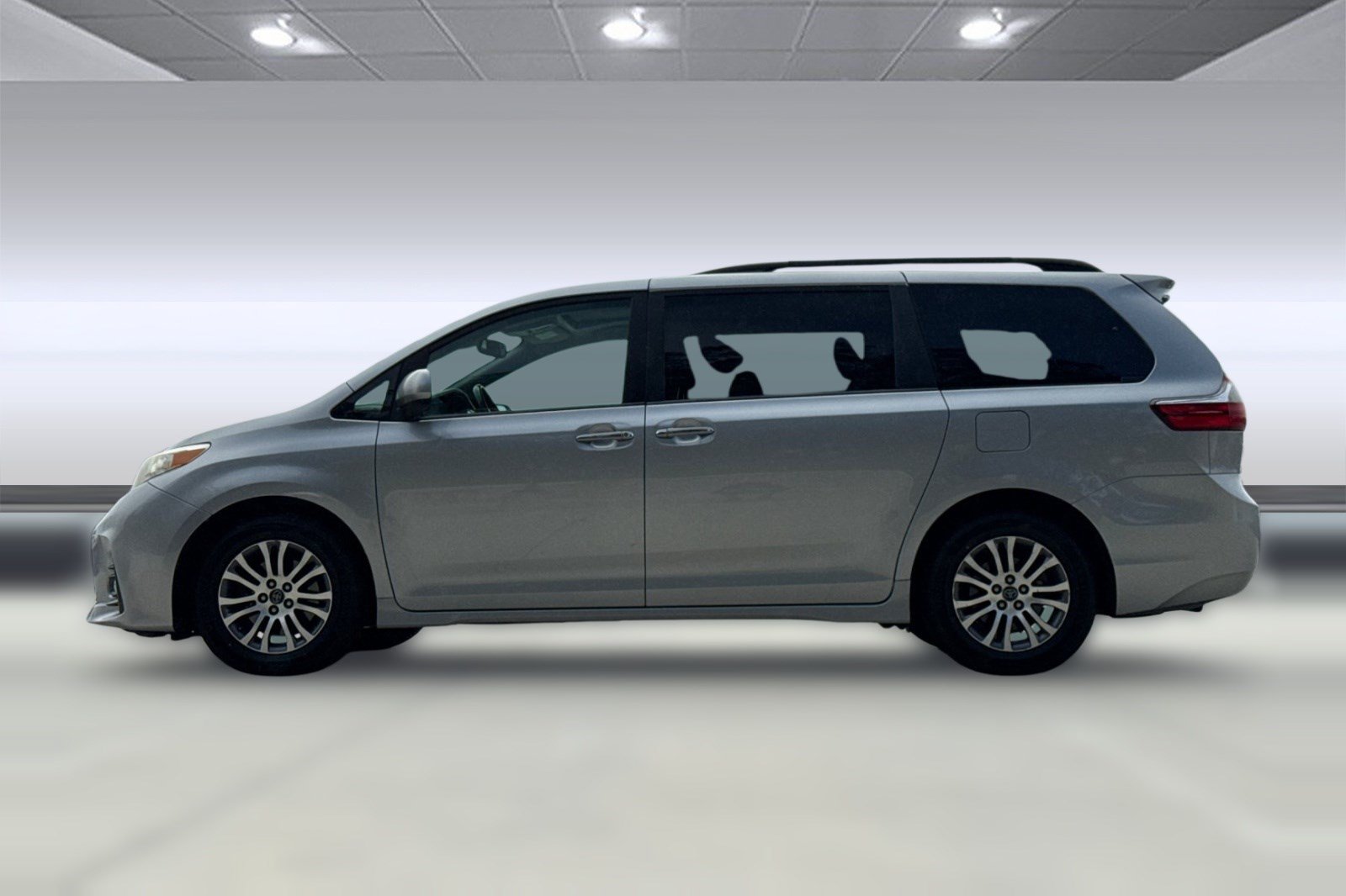 Used 2018 Toyota Sienna XLE w/ XLE Navigation Package FWD image 2