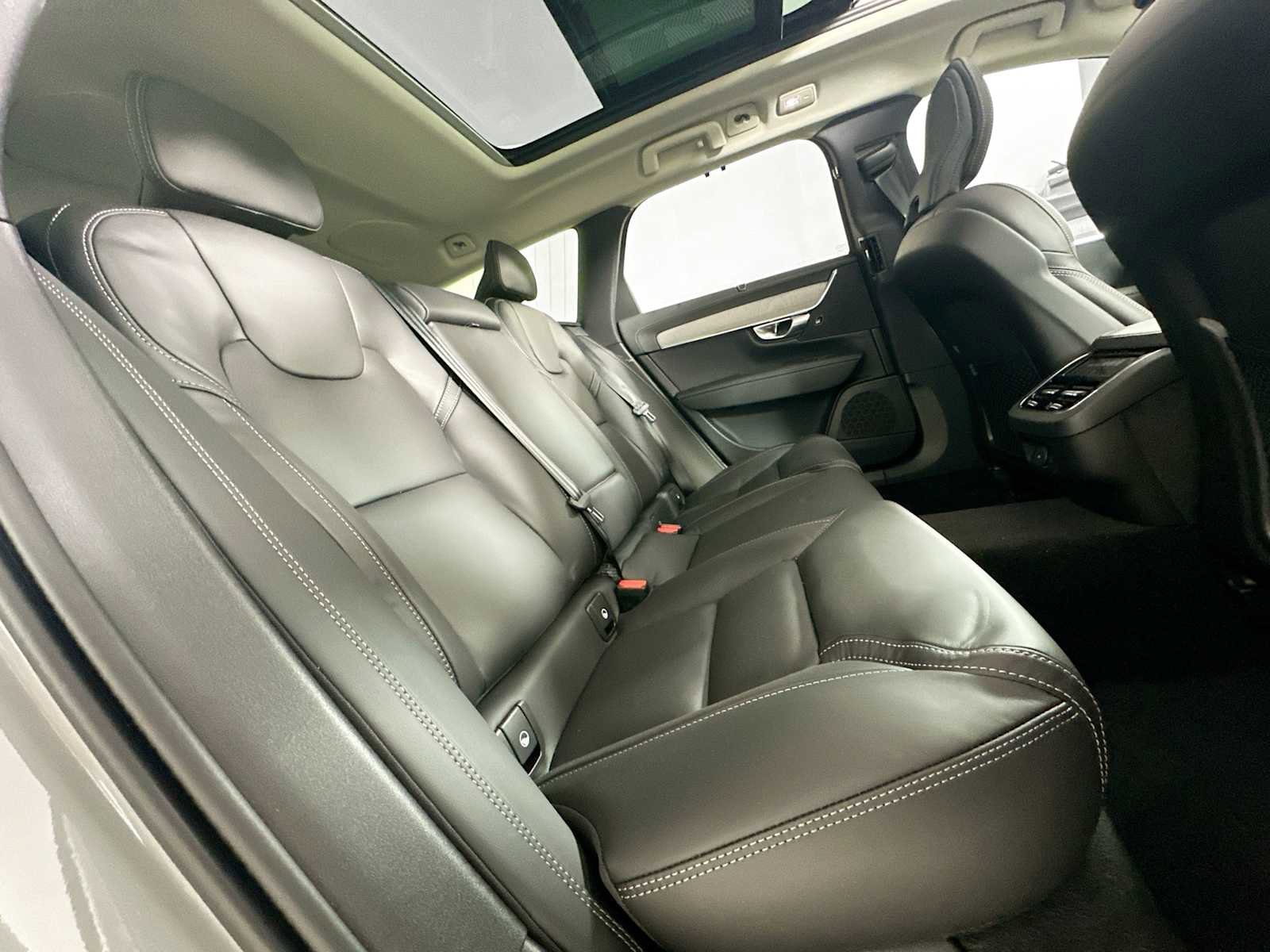 Used 2025 Volvo V90 B6 Cross Country Ultra w/ Climate Package image 25