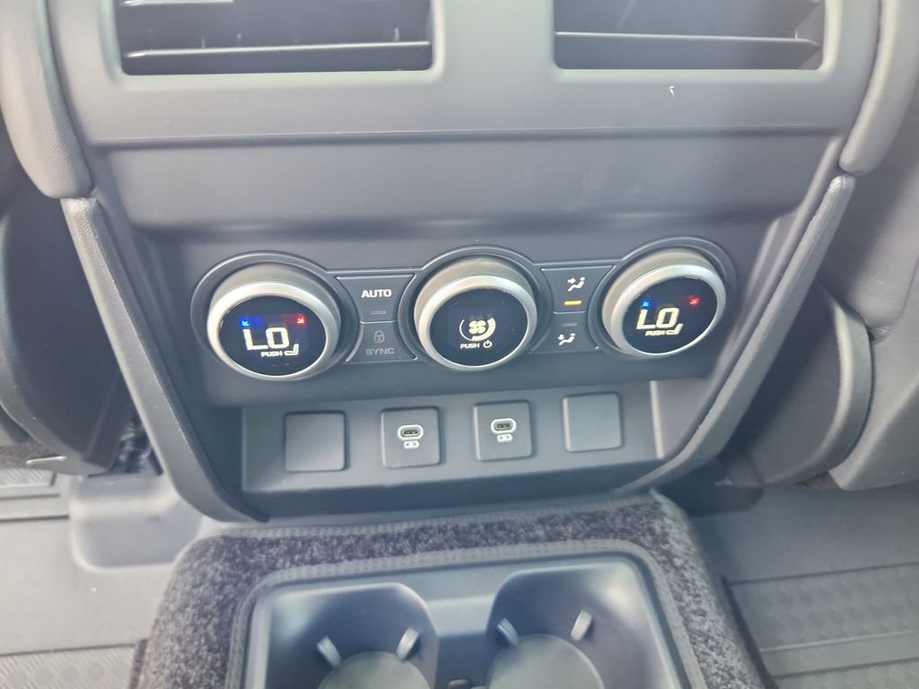 Used 2025 Land Rover Defender 130 X-Dynamic SE image 24