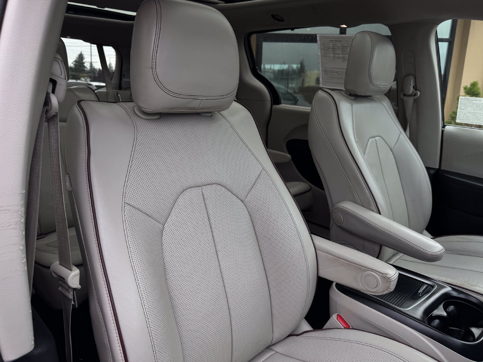 Used 2020 Chrysler Pacifica Limited FWD image 28