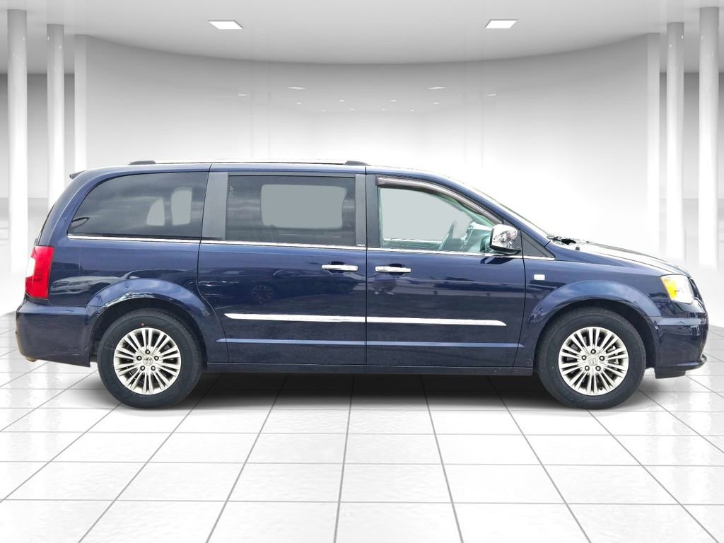Used 2014 Chrysler Town & Country Touring-L FWD image 2