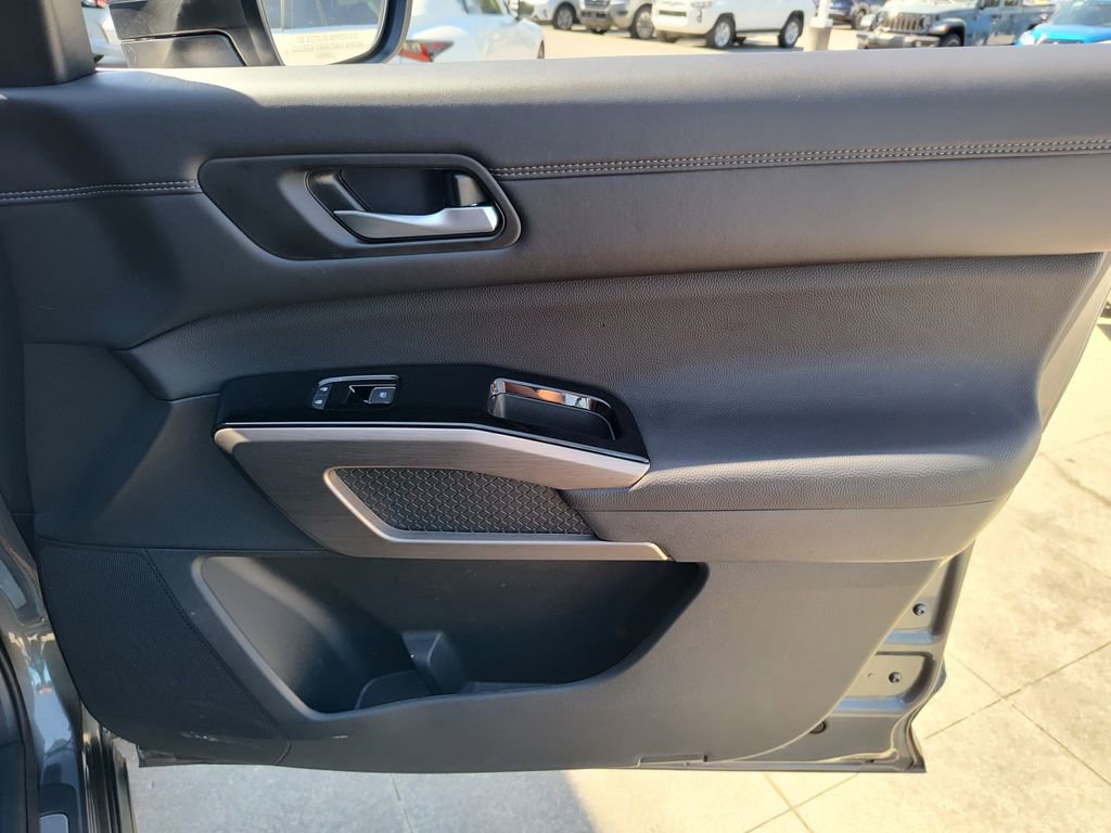 Used 2025 Nissan Pathfinder Platinum image 27