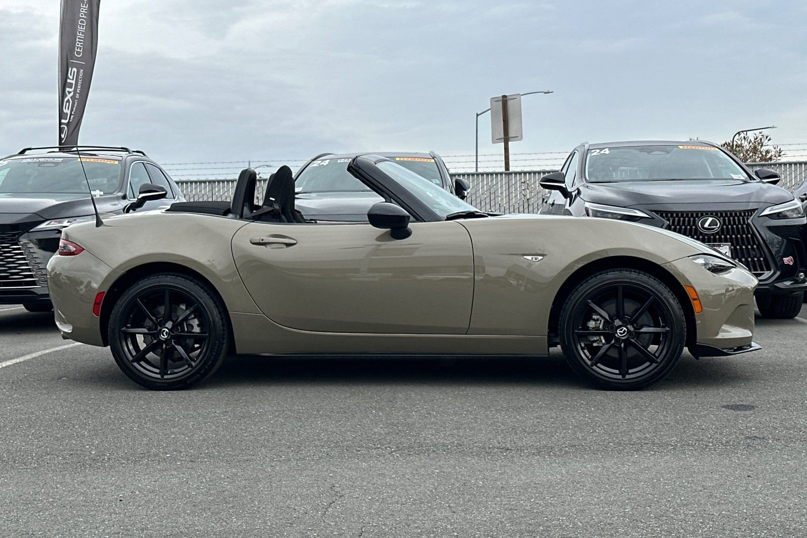 Used 2023 MAZDA MX-5 Miata Club w/ Weather Package image 3