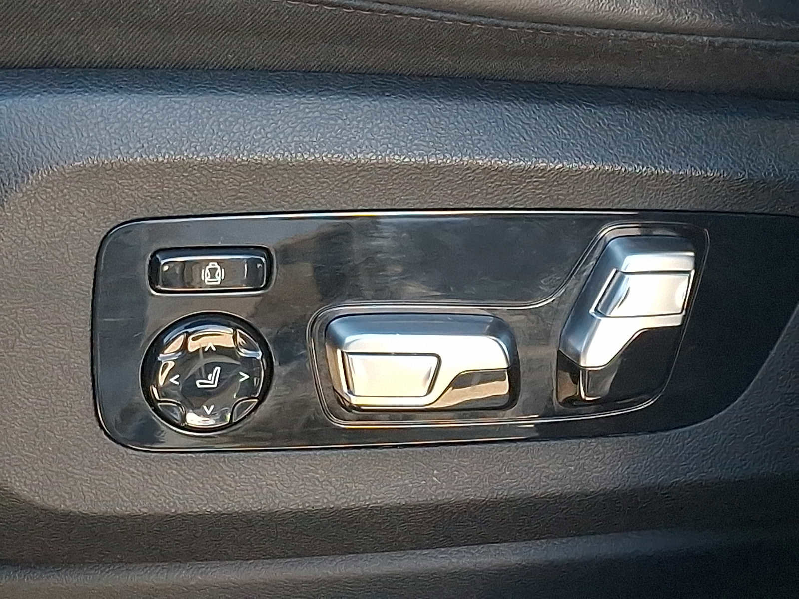 Used 2024 BMW X7 xDrive40i w/ M Sport Package image 28