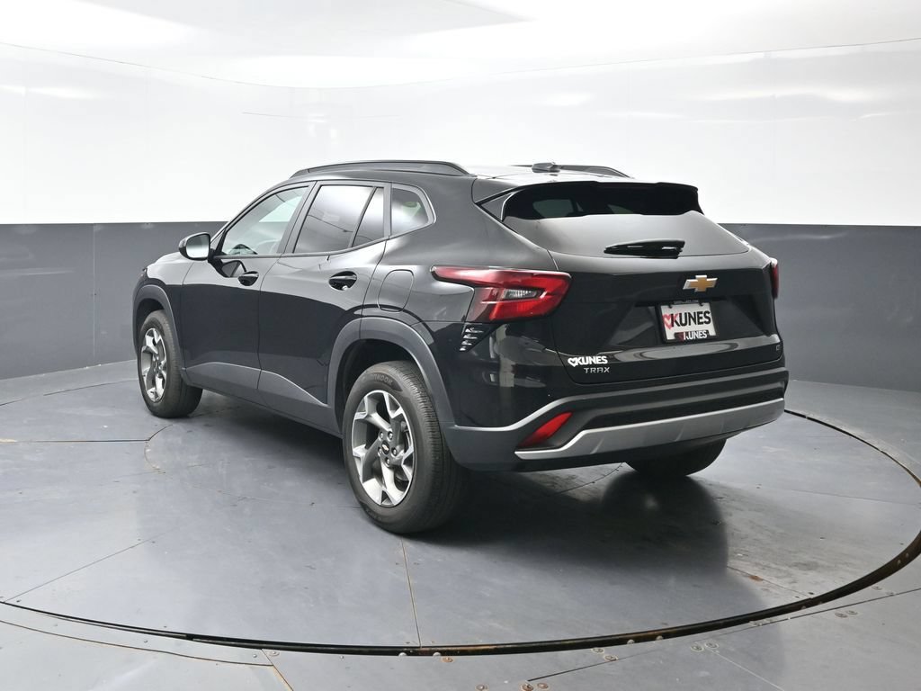 Used 2025 Chevrolet Trax LT FWD image 11