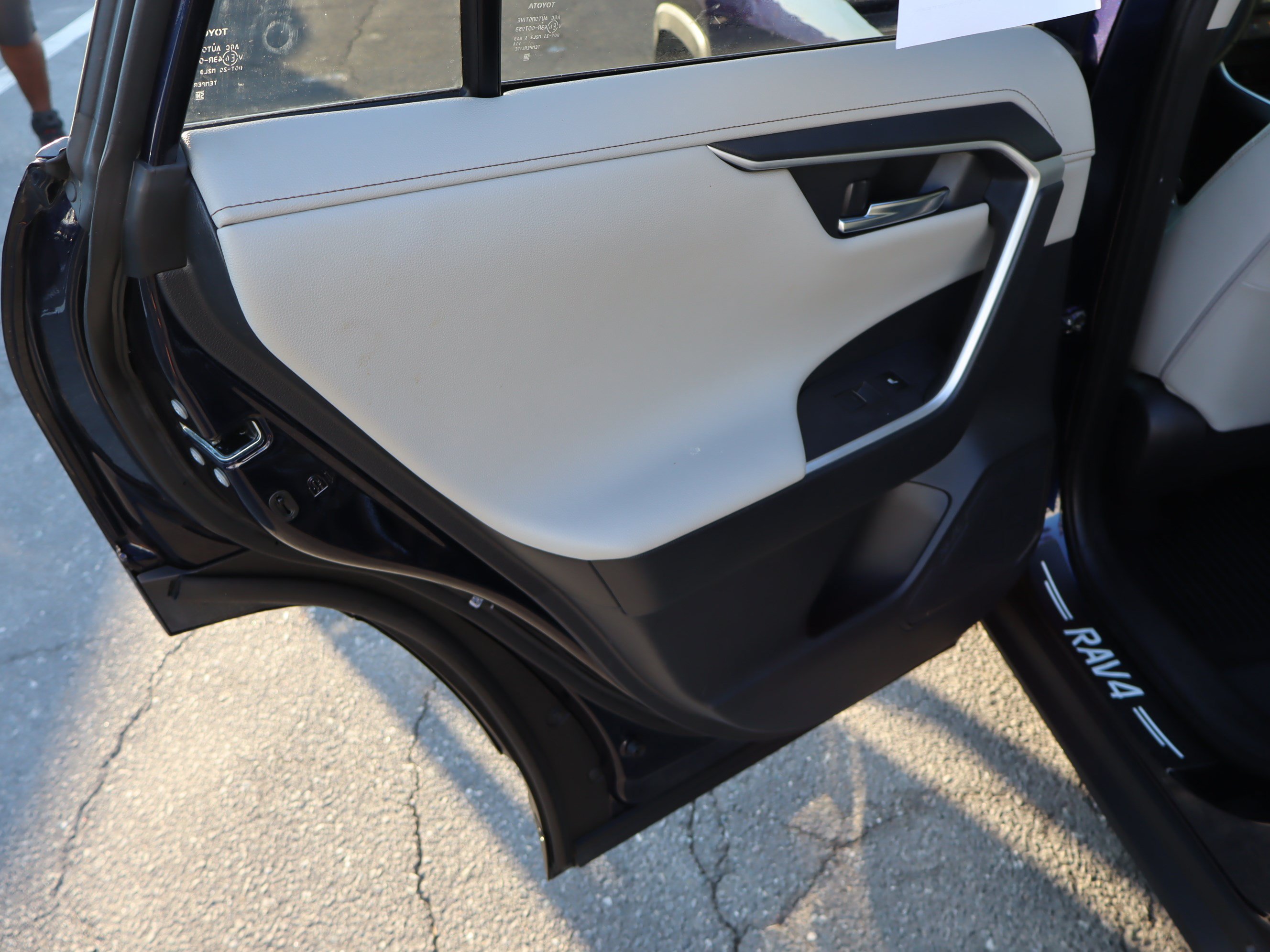 Used 2022 Toyota RAV4 Limited AWD/4WD image 31