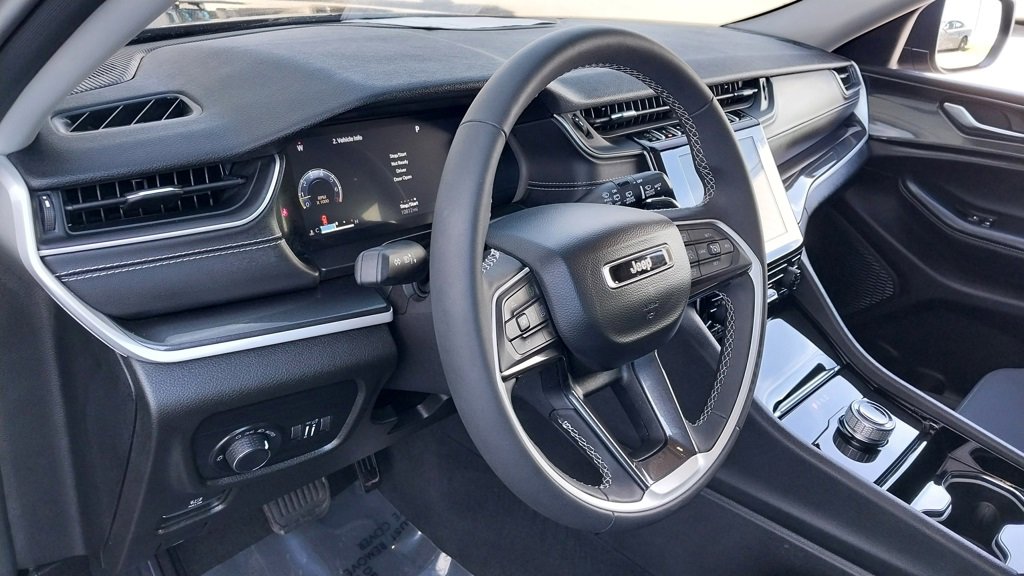 Certified 2023 Jeep Grand Cherokee Laredo image 16