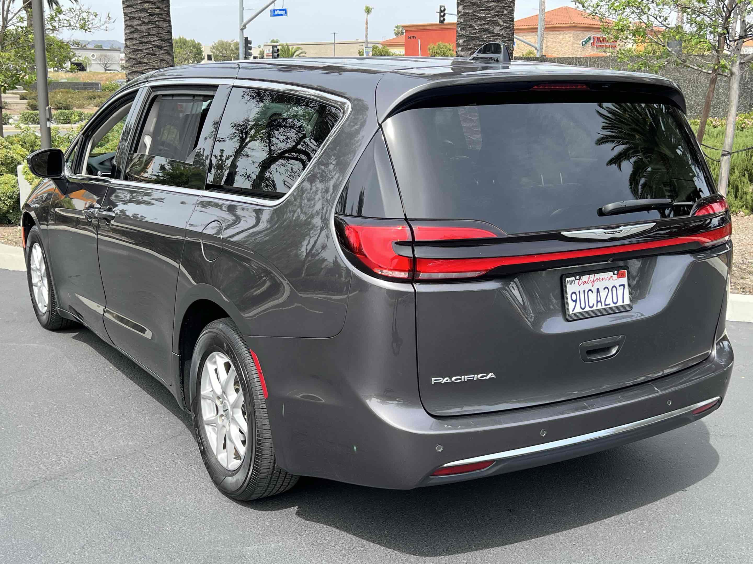 Used 2023 Chrysler Pacifica Touring-L image 2