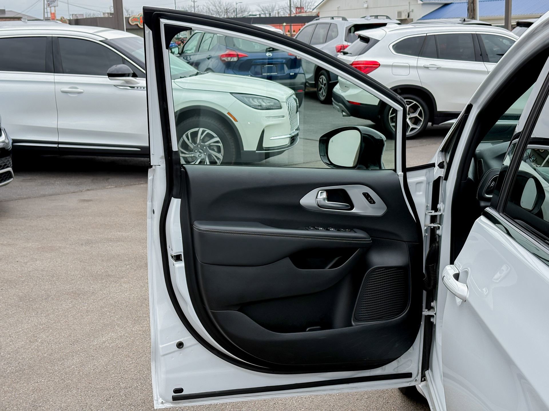 Used 2025 Chrysler Pacifica Limited image 12