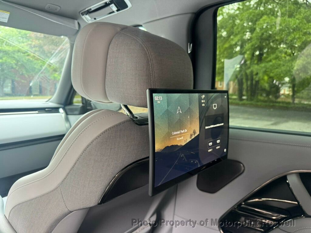 Used 2025 Land Rover Range Rover SV image 15