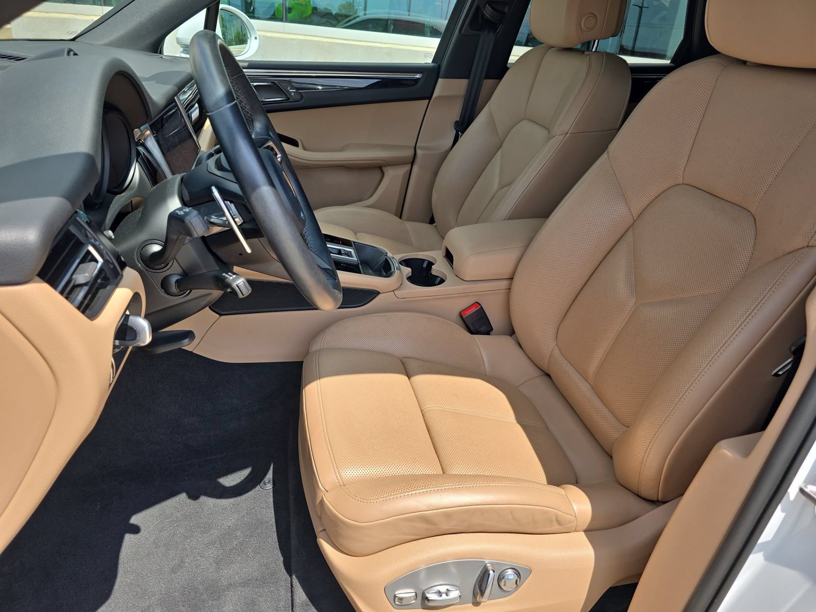 Certified 2022 Porsche Macan AWD/4WD image 5