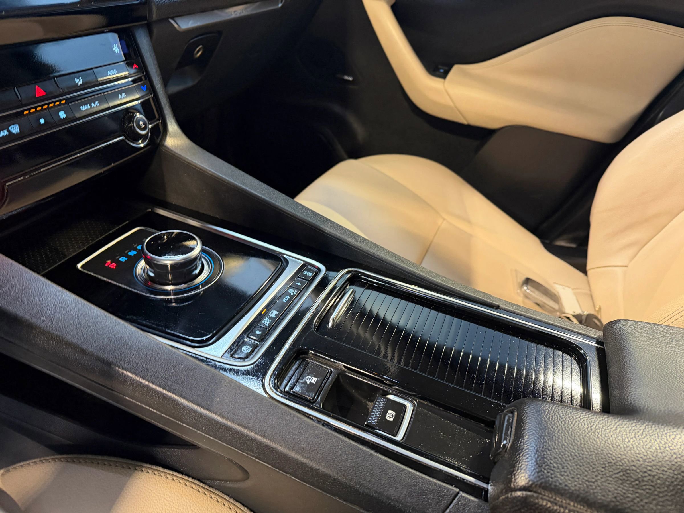 Used 2018 Jaguar F-PACE Premium image 17