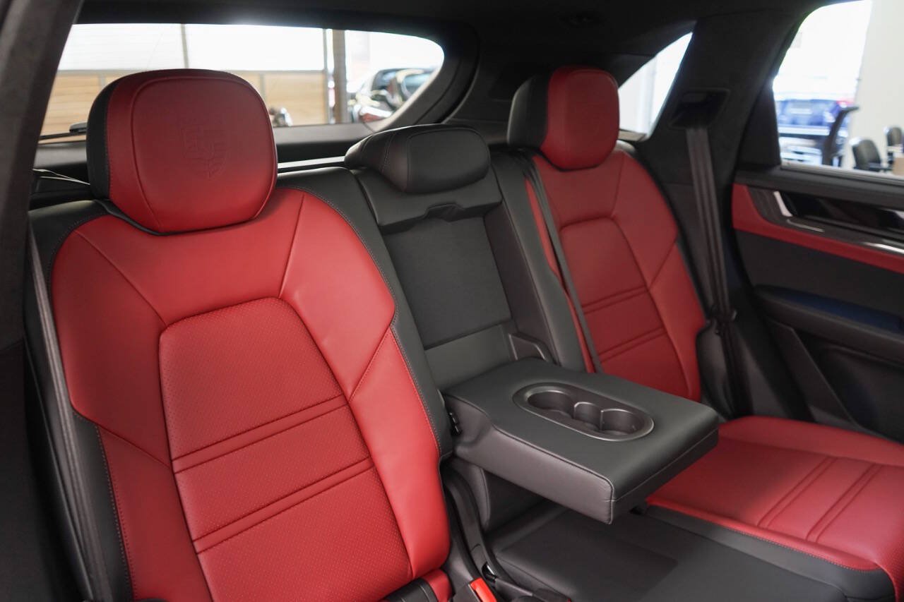 Used 2025 Porsche Cayenne GTS AWD/4WD image 77