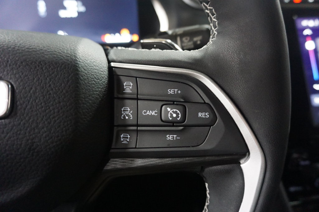 Used 2023 Jeep Grand Cherokee Altitude AWD/4WD image 9