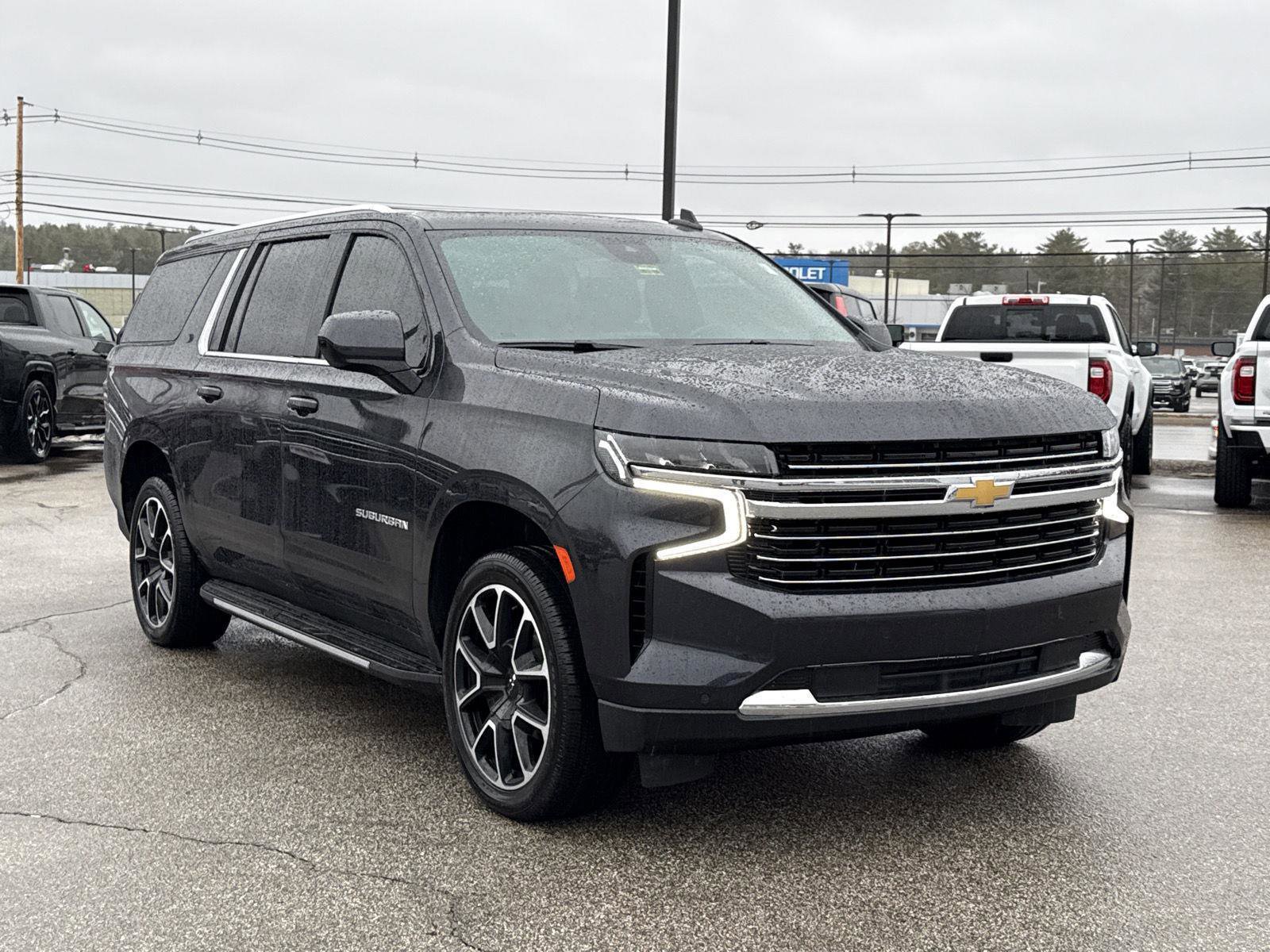 Used 2023 Chevrolet Suburban LT image 3