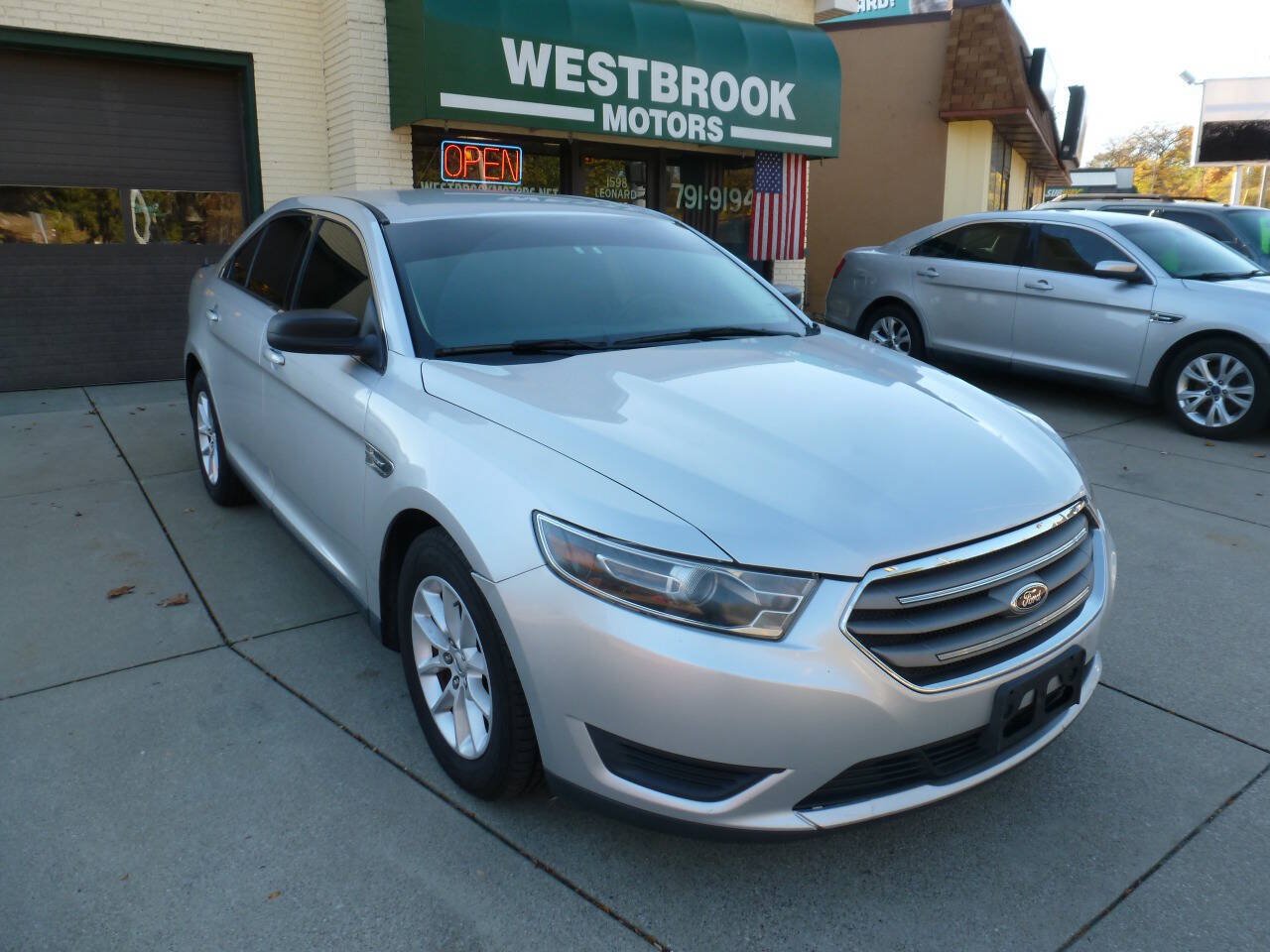 Used 2015 Ford Taurus SE FWD image 1