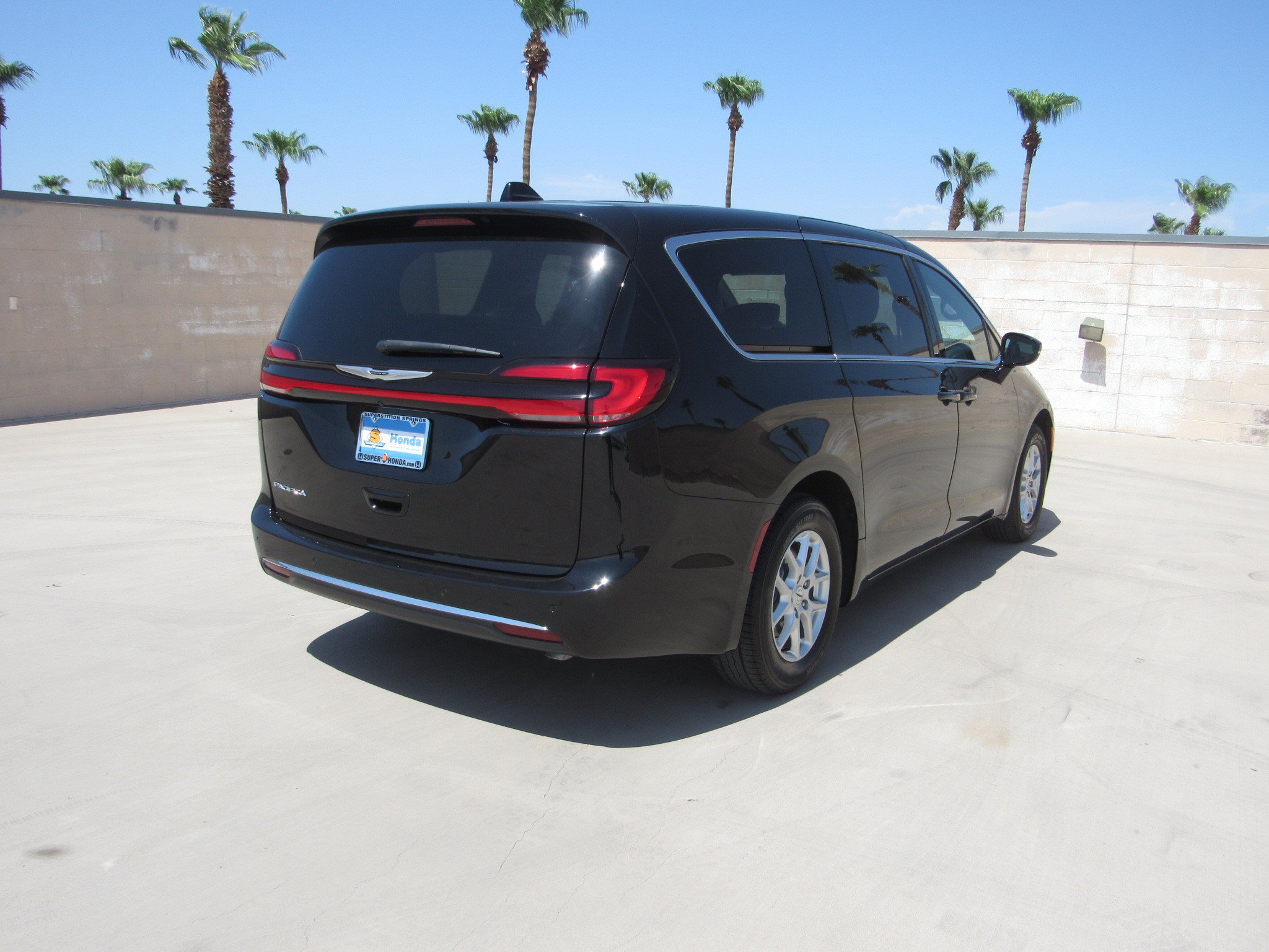 Used 2025 Chrysler Pacifica Select FWD image 5